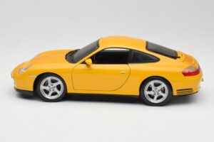 Porsche 911 996 Carrera 4S Geel Maisto 1:18 WAP02101610 Metaal — afbeelding 4 van 8