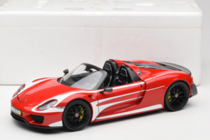 Porsche 918 Spyder Weissach Package Rood Witte Strepen Minichamps 1:18 110062442-O1 Metaal — afbeelding 8 van 8