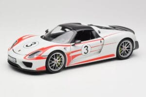 Porsche 918 Spyder Weissach Package Salzburg Minichamps 1:18 110062441 Metaal