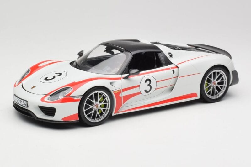 Porsche 918 Spyder Weissach Package Salzburg Minichamps 1:18 110062441 Metaal