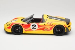 Porsche 918 Spyder Weissach Package Geel Met Strepen Minichamps 1:18 110062446 Metaal — afbeelding 4 van 8