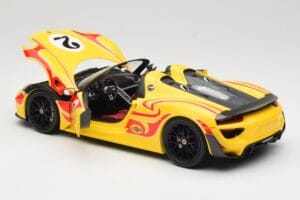 Porsche 918 Spyder Weissach Package Geel Met Strepen Minichamps 1:18 110062446 Metaal — afbeelding 5 van 8