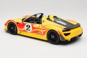 Porsche 918 Spyder Weissach Package Geel Met Strepen Minichamps 1:18 110062446 Metaal — afbeelding 7 van 8