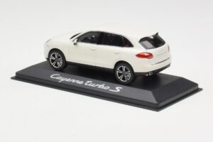 Porsche Cayenne 958 Turbo S Wit Minichamps 1:43 WAP0200220C Metaal — afbeelding 3 van 4