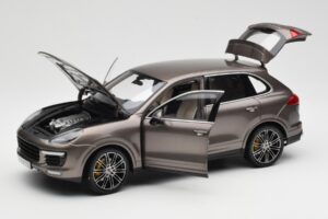 Porsche Cayenne E2 Turbo S Umbra Metallic Minichamps 1:18 WAP0213020F Metaal — afbeelding 2 van 8