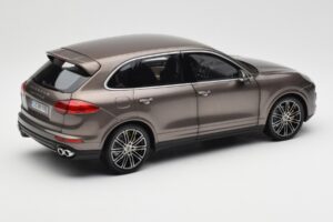 Porsche Cayenne E2 Turbo S Umbra Metallic Minichamps 1:18 WAP0213020F Metaal — afbeelding 3 van 8