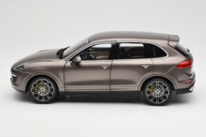 Porsche Cayenne E2 Turbo S Umbra Metallic Minichamps 1:18 WAP0213020F Metaal — afbeelding 4 van 8
