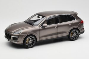 Porsche Cayenne E2 Turbo S Umbra Metallic Minichamps 1:18 WAP0213020F Metaal