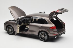 Porsche Cayenne E2 Turbo S Umbra Metallic Minichamps 1:18 WAP0213020F Metaal — afbeelding 5 van 8