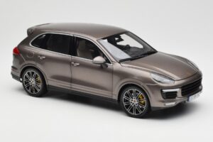 Porsche Cayenne E2 Turbo S Umbra Metallic Minichamps 1:18 WAP0213020F Metaal — afbeelding 6 van 8