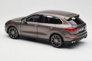 Porsche Cayenne E2 Turbo S Umbra Metallic Minichamps 1:18 WAP0213020F Metaal — afbeelding 7 van 8