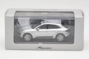Porsche Macan 95B Silver Grey Metallic Prototype Minichamps 1:43 WAP0201540E Metaal — afbeelding 4 van 4