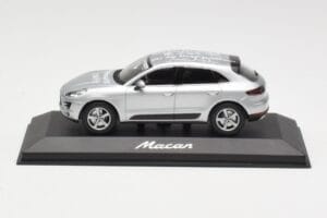 Porsche Macan 95B Silver Grey Metallic Prototype Minichamps 1:43 WAP0201540E Metaal