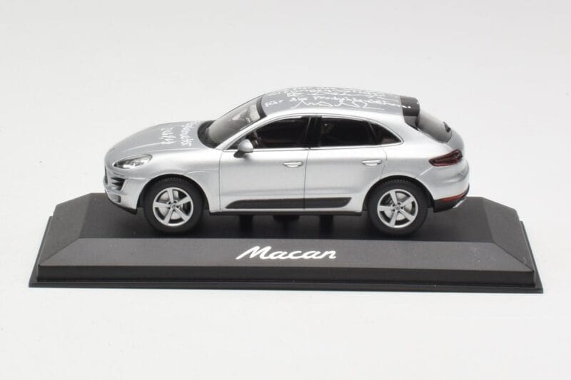 Porsche Macan 95B Silver Grey Metallic Prototype Minichamps 1:43 WAP0201540E Metaal