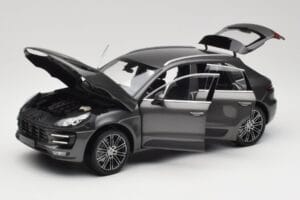 Porsche Macan Turbo 95B Grey Metallic Minichamps 1:18 110062501 Metaal — afbeelding 2 van 8
