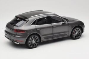 Porsche Macan Turbo 95B Grey Metallic Minichamps 1:18 110062501 Metaal — afbeelding 3 van 8