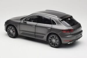 Porsche Macan Turbo 95B Grey Metallic Minichamps 1:18 110062501 Metaal — afbeelding 7 van 8
