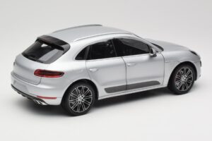 Porsche Macan Turbo 95B Zilver Minichamps 1:18 110062504 Metaal — afbeelding 3 van 8