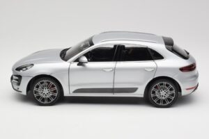 Porsche Macan Turbo 95B Zilver Minichamps 1:18 110062504 Metaal — afbeelding 4 van 8