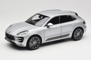 Porsche Macan Turbo 95B Zilver Minichamps 1:18 110062504 Metaal