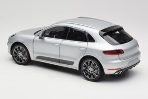 Porsche Macan Turbo 95B Zilver Minichamps 1:18 110062504 Metaal — afbeelding 5 van 8