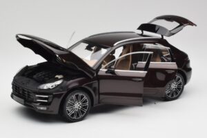 Porsche Macan 95B Turbo Mahonie Metallic Minichamps 1:18 110062500 Metaal — afbeelding 2 van 8