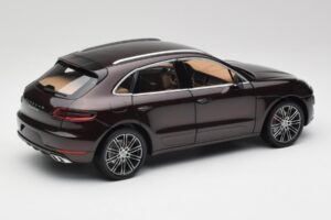 Porsche Macan 95B Turbo Mahonie Metallic Minichamps 1:18 110062500 Metaal — afbeelding 3 van 8