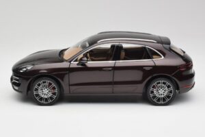 Porsche Macan 95B Turbo Mahonie Metallic Minichamps 1:18 110062500 Metaal — afbeelding 4 van 8