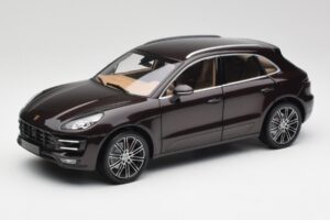 Porsche Macan 95B Turbo Mahonie Metallic Minichamps 1:18 110062500 Metaal