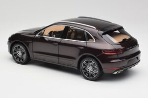 Porsche Macan 95B Turbo Mahonie Metallic Minichamps 1:18 110062500 Metaal — afbeelding 7 van 8