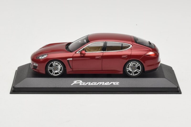 Porsche Panamera 970 Red Metallic Minichamps 1:43 WAP0200119 Metaal