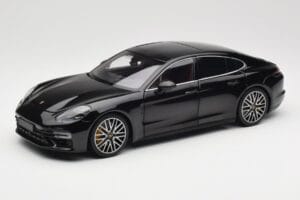 Porsche Panamera 971 Turbo S Zwart Metallic Minichamps 1:18 113061076 Metaal