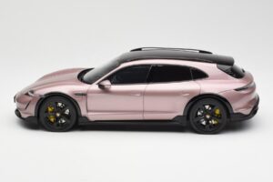 Porsche Taycan Turbo S Cross Turismo Metallic Roze GT Spirit 1:18 GT440 Hars — afbeelding 3 van 6