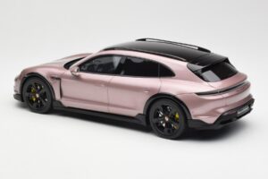 Porsche Taycan Turbo S Cross Turismo Metallic Roze GT Spirit 1:18 GT440 Hars — afbeelding 5 van 6