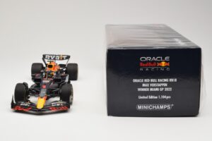 Red Bull Racing RB18 #1 M. Verstappen Winner Miami GP 2022 Minichamps 1:18 110220501 Metaal — afbeelding 6 van 6