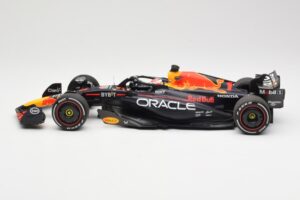 Red Bull Racing RB19 #1 M. Verstappen Winner Spanish GP 2023 Minichamps 1:18 110230801 Metaal — afbeelding 3 van 6