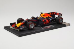 Red Bull Racing Tag Heuer RB13 #3 D. Ricciardo 3rd Place Malaysian GP 2017 Minichamps 1:18 117171503 Metaal — afbeelding 2 van 6