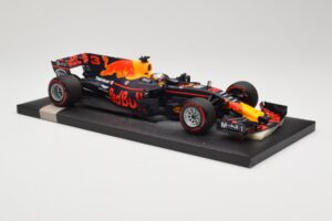 Red Bull Racing Tag Heuer RB13 #3 D. Ricciardo 3rd Place Malaysian GP 2017 Minichamps 1:18 117171503 Metaal — afbeelding 4 van 6