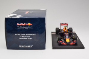 Red Bull RB12 Tag Heuer #26 D. Kvyat Red Bull Racing Showcar 2016 Minichamps 1:18 117160026 Hars — afbeelding 6 van 7