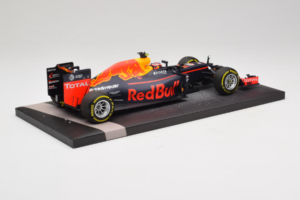 Red Bull RB12 Tag Heuer #26 D. Kvyat Red Bull Racing Showcar 2016 Minichamps 1:18 117160026 Hars — afbeelding 3 van 7