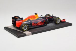 Red Bull RB12 Tag Heuer #3 D. Ricciardo Red Bull Racing Showcar 2016 Minichamps 1:18 117160003 Hars — afbeelding 3 van 7