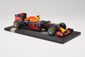 Red Bull RB12 Tag Heuer #3 D. Ricciardo Red Bull Racing Showcar 2016 Minichamps 1:18 117160003 Hars — afbeelding 4 van 7