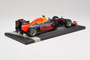 Red Bull RB12 Tag Heuer #33 M. Verstappen Red Bull Racing Showcar 2016 Minichamps 1:18 117161233 Hars — afbeelding 3 van 7