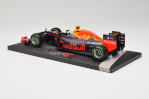 Red Bull RB12 Tag Heuer #33 M. Verstappen Red Bull Racing Showcar 2016 Minichamps 1:18 117161233 Hars — afbeelding 5 van 7