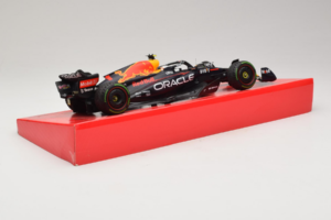 Red Bull RB18 #1 M. Verstappen Oracle Red Bull Racing Japanese Grand Prix Winner World Champion 2022 Minichamps 1:18 11322280 — afbeelding 3 van 7