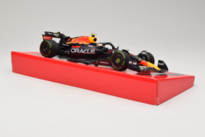 Red Bull RB18 #1 M. Verstappen Oracle Red Bull Racing Japanese Grand Prix Winner World Champion 2022 Minichamps 1:18 11322280 — afbeelding 4 van 7