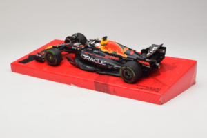Red Bull RB18 #1 M. Verstappen Oracle Red Bull Racing Japanese Grand Prix Winner World Champion 2022 Minichamps 1:18 11322280 — afbeelding 5 van 7