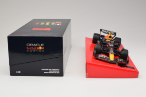 Red Bull RB18 #1 M. Verstappen Oracle Red Bull Racing Japanese Grand Prix Winner World Champion 2022 Minichamps 1:18 11322280 — afbeelding 6 van 7
