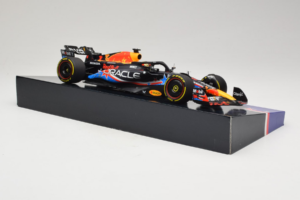 Red Bull RB19 #1 M. Verstappen Oracle Red Bull Racing United States Grand Prix Winner World Champion 2023 Minichamps 1:18 113 — afbeelding 4 van 7
