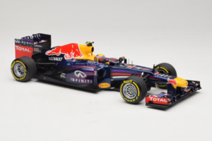 Red Bull RB9 Renault #2 M. Webber Infiniti Red Bull Racing Showcar 2013 Minichamps 1:18 110130072 Metaal — afbeelding 4 van 6